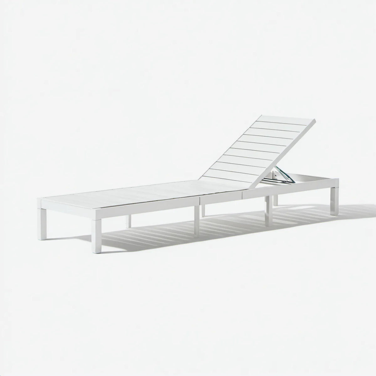 Biały aluminiowy leżak ogrodowy z regulowanym oparciem 200 × 65 × 32 cm